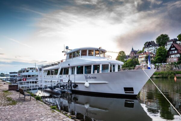 Luxuriöse Yacht und Fahrgastschiff
