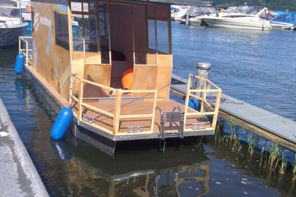 MEBOW Tiny Houseboat trailerbar